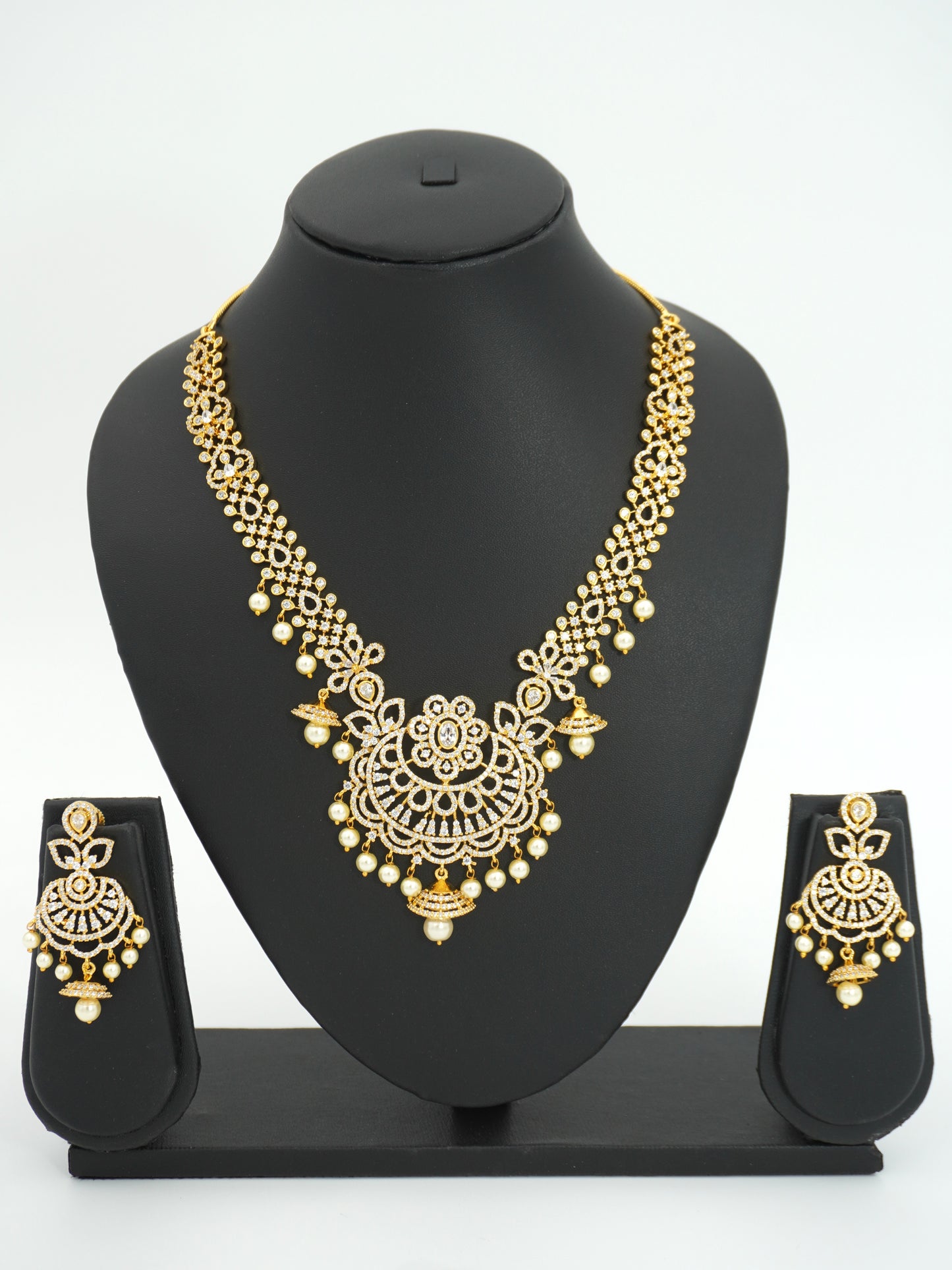 WHITE MALATI NECKLACE SET